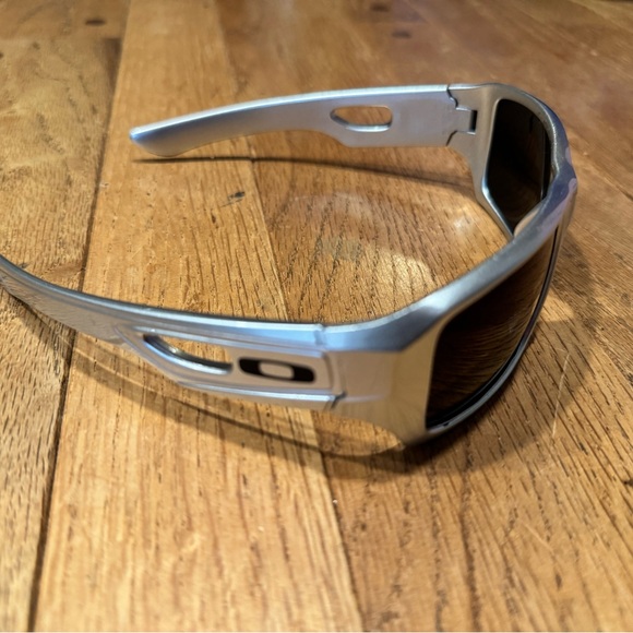 Oakley Fuel Cell Sunglasses Silver Frame Blue Iridium Polarized Lenses USA Made - Picture 2 of 5